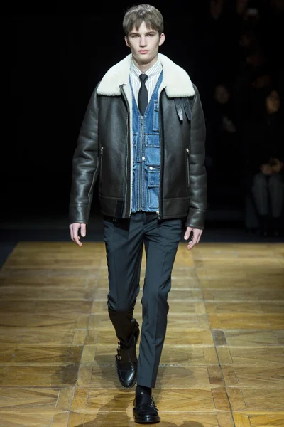 Look 15